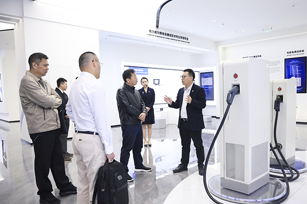 星云股份副董事長、總裁劉作斌向福船集團(tuán)副總經(jīng)理李振均一行介紹公司充電產(chǎn)品.jpg
